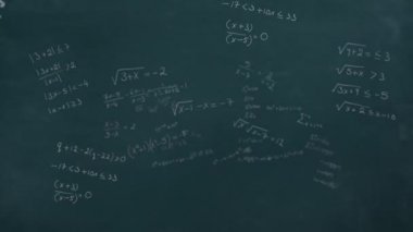 Beyaz arkaplana elle yazılmış yüzen matematiksel denklemlerin animasyonu. Bilim ve araştırma konsepti dijital olarak oluşturuldu.
