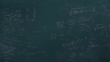 Yeşil karatahtaya pembe tebeşirle yazılmış yüzen matematik denklemlerinin animasyonu. Bilim ve araştırma konsepti dijital olarak oluşturuldu.
