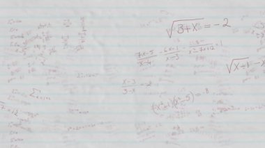 Arka planda beyaz kağıt üzerine kırmızı ile yazılmış yüzen matematiksel denklemlerin animasyonu. Bilim ve araştırma konsepti dijital olarak oluşturuldu.