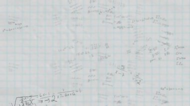 Yüzen matematiksel denklemlerin animasyonu arka planda beyaz kareye siyah ile yazılmış. Bilim ve araştırma konsepti dijital olarak oluşturuldu.