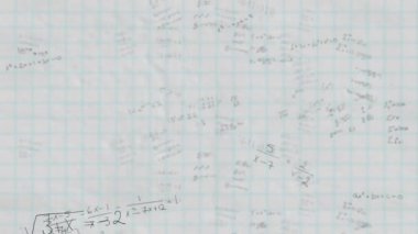 Yüzen matematiksel denklemlerin animasyonu arka planda beyaz kareye siyah ile yazılmış. Bilim ve araştırma konsepti dijital olarak oluşturuldu.