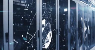 Sunucu odasındaki bilgisayar sunucularından ağ üzerinden dijital veri işleme animasyonu. Küresel veri işleme merkezi konsepti ağı dijital olarak oluşturuldu.