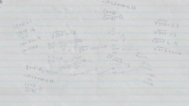 Yüzen matematiksel denklemlerin animasyonu arka planda beyaz yönlü kağıda elle yazılmış. Bilim ve araştırma konsepti dijital olarak oluşturuldu.