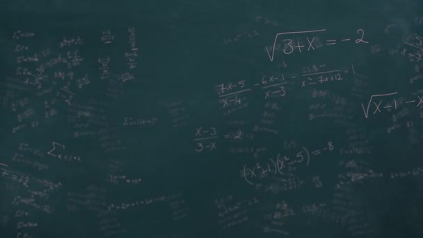 Animazione Equazioni Matematiche Fluttuanti Scritte Mano Gesso Rosa Lavagna Verde — Video Stock