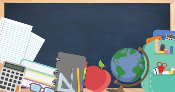 高校毕业帽和笔记本的动画落在黑板背景上 教育和学校教育概念数字生成的图像 — 图库视频影像