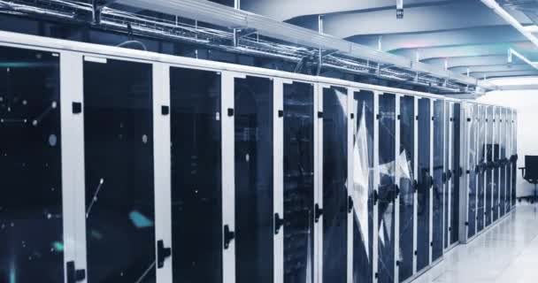 Animation du traitement numérique des données circulant à travers le réseau de serveurs informatiques dans la salle des serveurs avec des réseaux. Réseau mondial de centres de traitement de données concept image générée numériquement.