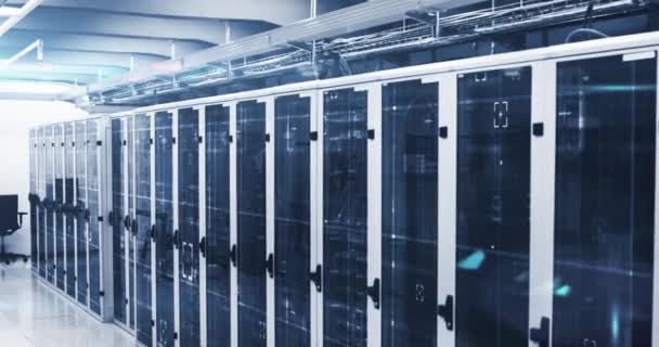 Animation du traitement numérique des données circulant à travers le réseau de serveurs informatiques dans la salle des serveurs avec des lumières lumineuses. Réseau mondial de centres de traitement de données concept image générée numériquement.