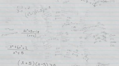 Yüzen matematiksel denklemlerin animasyonu arka planda beyaz üzerine siyah harflerle yazılmış. Bilim ve araştırma konsepti dijital olarak oluşturuldu.
