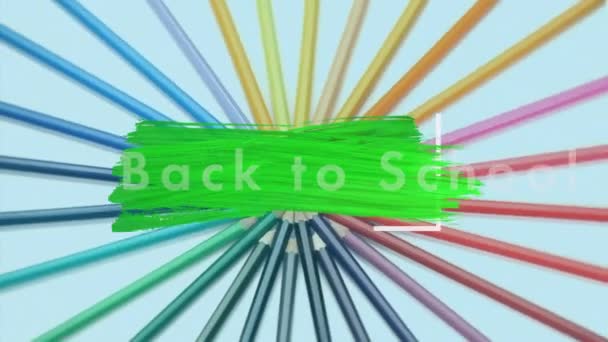 言葉のアニメーション背景に回転カラフルな鉛筆の上に緑のブラシストローク上の白い文字で書かれた学校に戻る — ストック動画