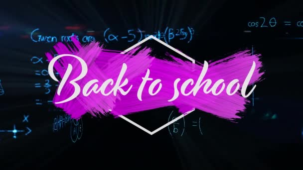 Animation des mots Retour à l'école écrit en lettres blanches sur coup de pinceau rose de peinture et équations mathématiques sur fond noir.