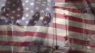Arka planda laboratuarda çalışan beyaz kadın bilim adamı üzerinde Amerikan bayrağının dalgalanması. Amerikan toplumu kalkınma vatanseverlik kavramı dijital kompozisyon.