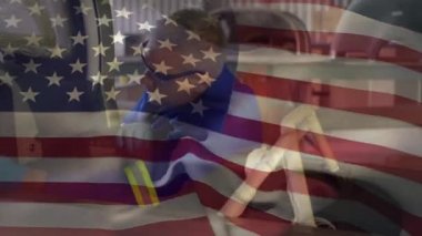 Arka planda çalışan beyaz erkek mühendis üzerinde dalgalanan Amerikan bayrağı animasyonu. Amerikan toplumu kalkınma vatanseverlik kavramı dijital kompozisyon.