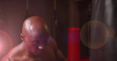 Spor salonunda boks eldivenleriyle boks yapan karışık ırk dövüşçülerinin animasyonu ön planda parlayan spot ışıklarıyla. Egzersiz başarı konsepti dijital kompozit.