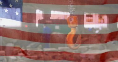 Arka plandaki fabrikada sallanan kancanın üzerinde sallanan Amerikan bayrağının animasyonu. Amerikan toplumu kalkınma vatanseverlik kavramı dijital kompozisyon.