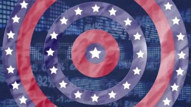 Amerikan bayrak yıldızlarıyla dönen dairelerin animasyonu ve mavi zemin üzerinde borsa dijital ekran numaraları olan çizgili çizgiler. Dijital olarak üretilen Amerikan bayrağı vatanseverliği kavramı.