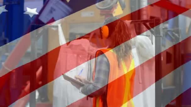 Анимация Американского Флага Размахивающего Над Женщиной Работающей Складе Наушниках Безопасности — стоковое видео