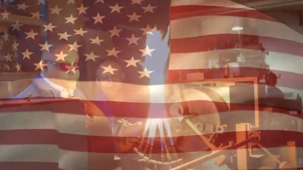Animacja Amerykańskiej Flagi Machającej Nad Mężczyznami Pomocą Palnika Pracującego Fabryce — Wideo stockowe