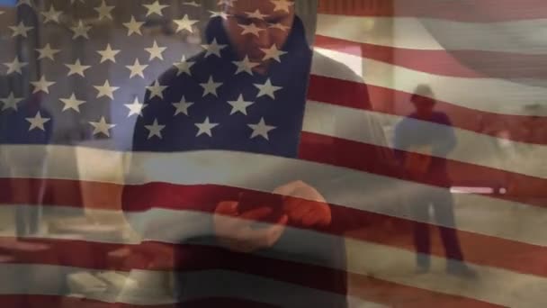 Animatie Van Amerikaanse Vlag Zwaaiend Mens Met Behulp Van Smartphone — Stockvideo