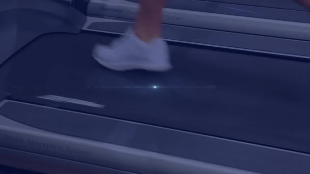 手前に輝く青い光が動くジムのトレッドミルを走る女性の足のアニメーション 運動達成コンセプトデジタル複合 — ストック動画