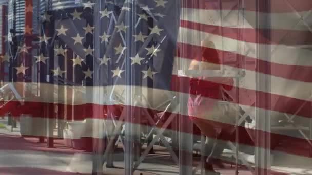 Animatie Van Amerikaanse Vlag Zwaaiend Vrouw Klimladder Achtergrond Amerikaanse Samenleving — Stockvideo