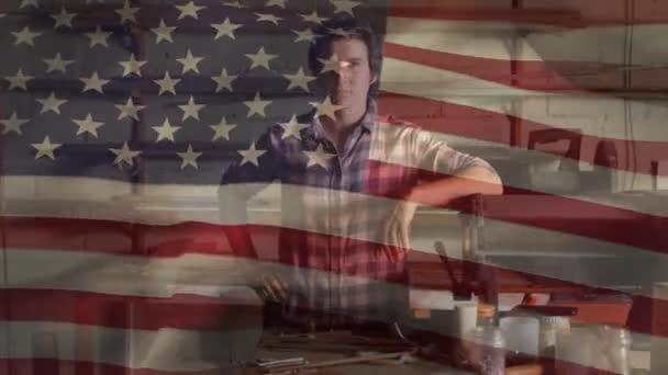 Animace Americké Vlajky Mávající Pozadí Portrétem Bělocha Dílně Americká Společnost — Stock video