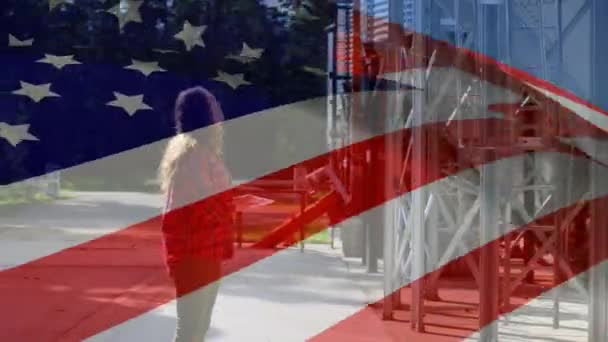 Animación Bandera Americana Ondeando Sobre Mujer Que Trabaja Fábrica Utilizando — Vídeo de stock
