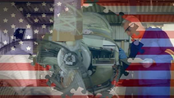 美国国旗的动画由拼图组成 背景是在工厂工作的高加索人 美国社会发展爱国主义概念数码作文 — 图库视频影像