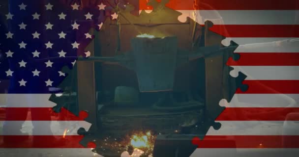 美国国旗的动画是用拼图拼凑而成的 背景是热金属工厂的工作人员 美国社会发展爱国主义概念数码作文 — 图库视频影像