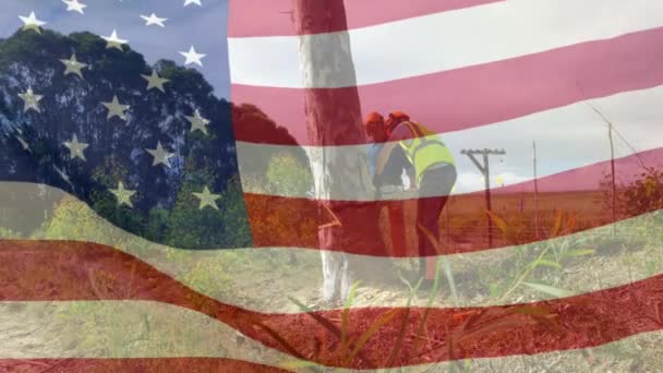 Анимация Американского Флага Размахивающего Над Мужчинами Срезающими Дерево Заднем Плане — стоковое видео