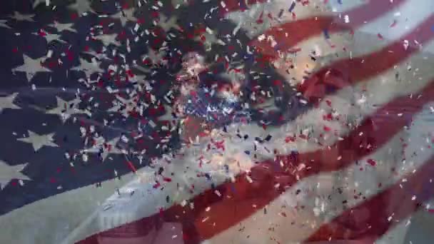 Animatie Van Amerikaanse Vlag Zwaaiend Met Confetti Die Twee Mannen — Stockvideo