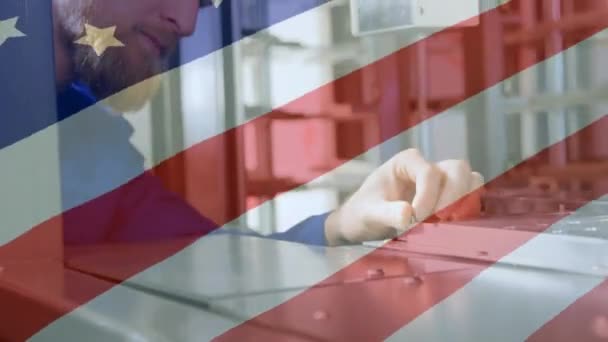 Arkadaki Fabrikada Çalışan Beyaz Adamın Üzerinde Amerikan Bayrağının Dalgalanması Amerikan — Stok video
