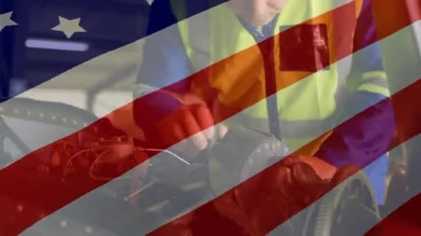 动画中的美国国旗飘扬在车间里工作的男人身上 背景上戴着安全眼镜和耳机 美国社会发展爱国主义概念数码作文 — 图库视频影像