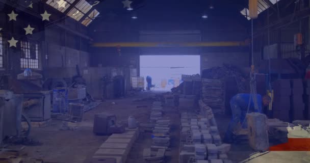 Animation Tecknad Amerikansk Flagga Över Människor Som Arbetar Fabriken Bakgrunden — Stockvideo