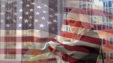 Amerikan bayrağının tesettürlü melez bir kadının üzerinde sallanışı kahve fincanı taşıması ve arka plandaki saatini kontrol etmesi. Amerikan toplumu çeşitlilik kavramı dijital kompozisyon.