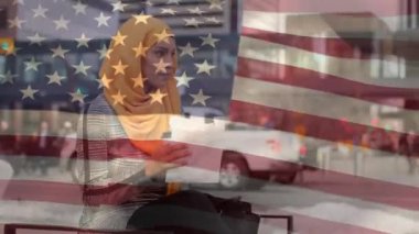 Arka planda Amerikan bayrağının karışık ırk kadınlarının hindiba soslu sandviçlerini yediği animasyon. Amerikan toplumu çeşitlilik kavramı dijital kompozisyon.