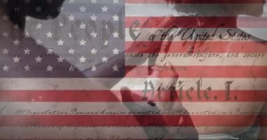 Amerikan bayrağı sallayan anayasa metninin yaz tatilinde sahil kenarında karışık ırk kadınlarına uyarlanması, ortağının sırtına güneş kremi sürmesi. Amerikan toplumu çeşitlilik kavramı dijital kompozisyon.