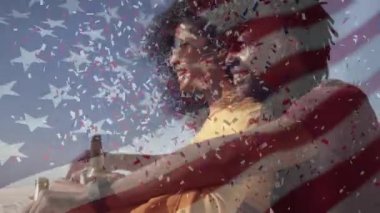 Yaz tatilinde sahilde bira şişeleri taşıyan karışık ırk çiftlerine konfeti sallayan Amerikan bayrağı animasyonu. Amerikan toplumu çeşitlilik kavramı dijital kompozisyon.