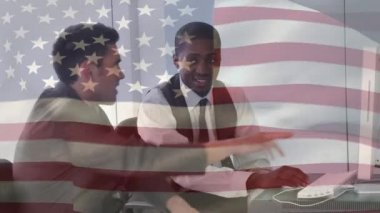 Ofiste çalışan Afro-Amerikan ve Kafkas iş adamlarının arka planda bilgisayar kullanarak bayrak sallamalarının animasyonu. Amerikan toplumu çeşitlilik kavramı dijital kompozisyon.