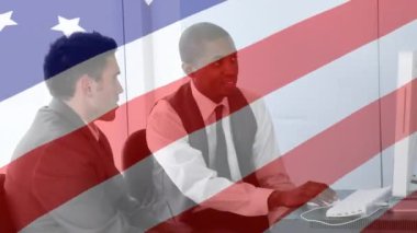 Ofiste çalışan Afro-Amerikan ve Kafkas iş adamlarının arka planda bilgisayar kullanarak bayrak sallamalarının animasyonu. Amerikan toplumu çeşitlilik kavramı dijital kompozisyon.