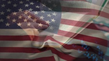 Arka planda tesettürlü kadın ve kızının birlikte kitap okuduğu Amerikan bayrağının animasyonu. Amerikan toplumu çeşitlilik kavramı dijital kompozisyon.