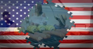 Amerikan bayrağının yapboz yapbozlarıyla dalgalanması arka planda yaz tatilinde arkadaşlarımızın sahilde barbekü yaptığını gösteriyor. Amerikan toplumu çeşitlilik kavramı dijital kompozisyon.