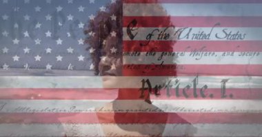 Arka planda, Amerikan bayrak sallama ve anayasa metninin deniz kenarında yaz tatilinde karışık ırk kadını üzerine animasyonu var. Amerikan toplumu çeşitlilik kavramı dijital kompozisyon.