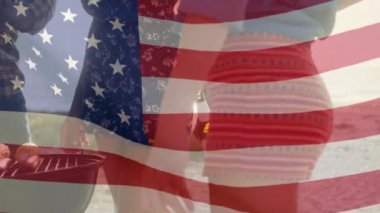 Amerikan bayrağının yaz tatilinde elinde bira şişeleriyle mangal yapan bir grup arkadaş üzerinde dalgalanması. Amerikan toplumu çeşitlilik kavramı dijital kompozisyon.