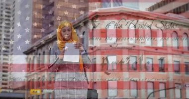 Arka planda, Amerikan bayrağının karışık ırk bayrağıyla tesettürlü bir kadının sandviç yediği animasyon. Amerikan toplumu çeşitlilik kavramı dijital kompozisyon.