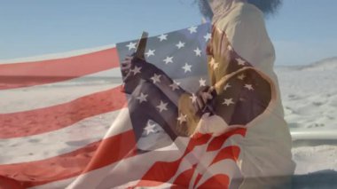 Amerikan bayrağının, yaz tatilinde arka planda şişeden bira içen karışık ırk kadınlarının üzerinde dalgalanması. Amerikan toplumu çeşitlilik kavramı dijital kompozisyon.