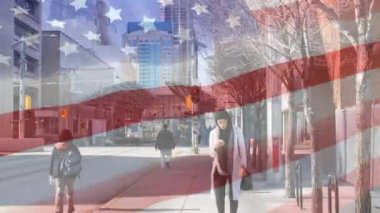 Arka planda şehir caddesinde akıllı telefon kullanarak karışık ırk kadınlarının tesettüre daldığı Amerikan bayrağının animasyonu. Amerikan toplumu çeşitlilik kavramı dijital kompozisyon.