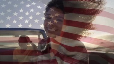 Sahilde yaz tatili gezisinde arka planda mutlu karışık ırk çiftlerinin dalgalanan Amerikan bayrağı animasyonu. Amerikan toplumu çeşitlilik kavramı dijital kompozisyon.