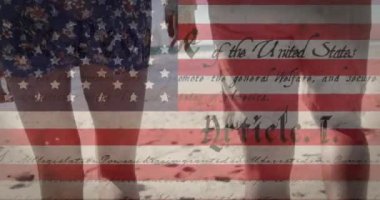 Amerikan bayrak sallama ve anayasa metinleri yaz tatilinde arka planda el ele tutuşarak karışık ırk çifti üzerine yazılmış. Amerikan toplumu çeşitlilik kavramı dijital kompozisyon.