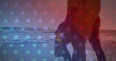 Amerikan bayrağının, yaz tatilinde sahil kenarında yürüyen ve arka planda bira şişeleri tutan karışık ırk çiftlerinin canlandırması. Amerikan toplumu çeşitlilik kavramı dijital kompozisyon.
