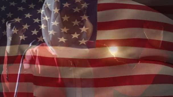 Animação Bandeira Americana Acenando Sobre Mulher Raça Mista Hijab Dando — Vídeo de Stock